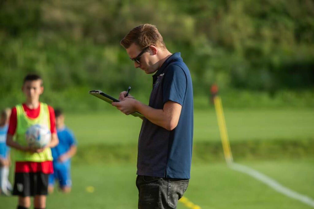 Kacper Wojtkowiak robi notatki na meczu