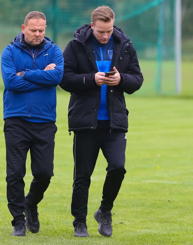 Kacper Wojtkowiak z trenerem po meczu