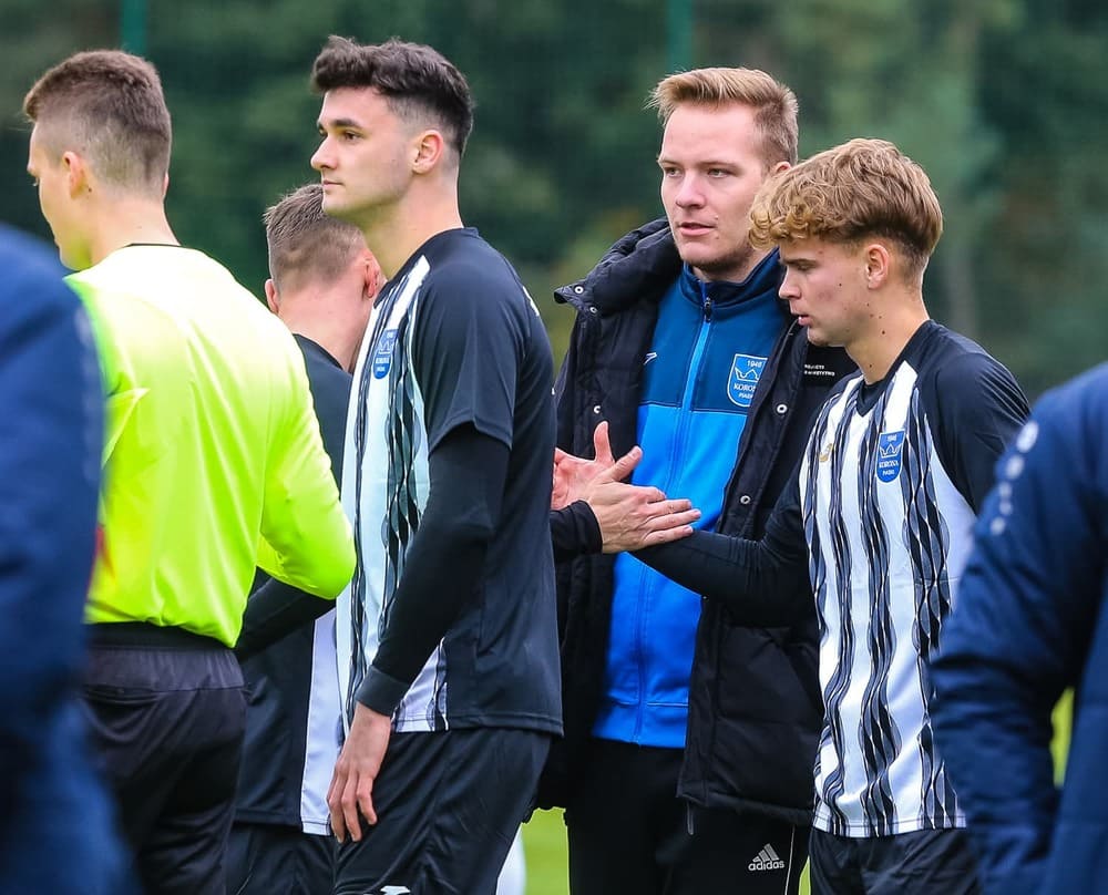 Kacper Wojtkowiak wśród piłkarzy