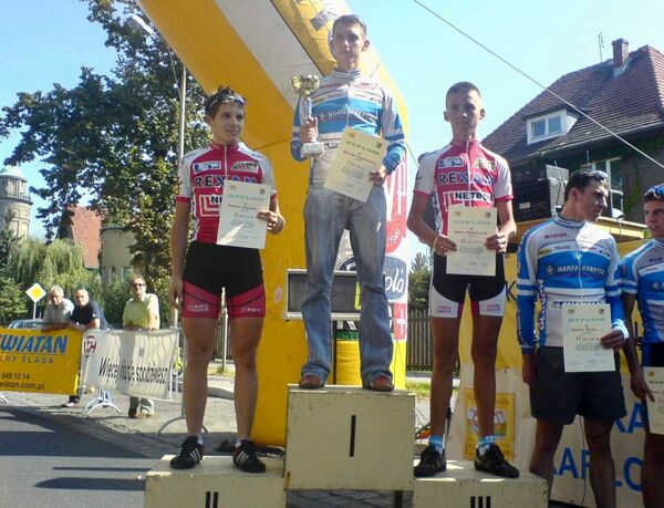 Adam Adamkiewicz na podium zawodów kolarskich
