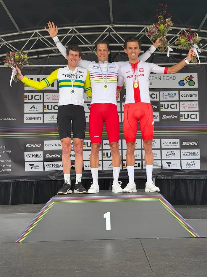 Adam na podium z medalem