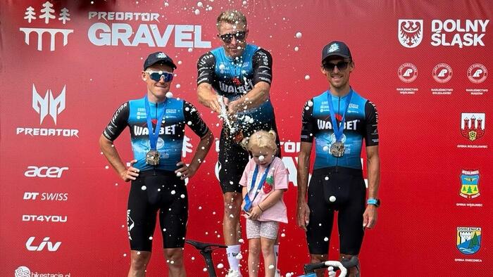 Adam Adamkiewicz na podium zawodów gravelowych