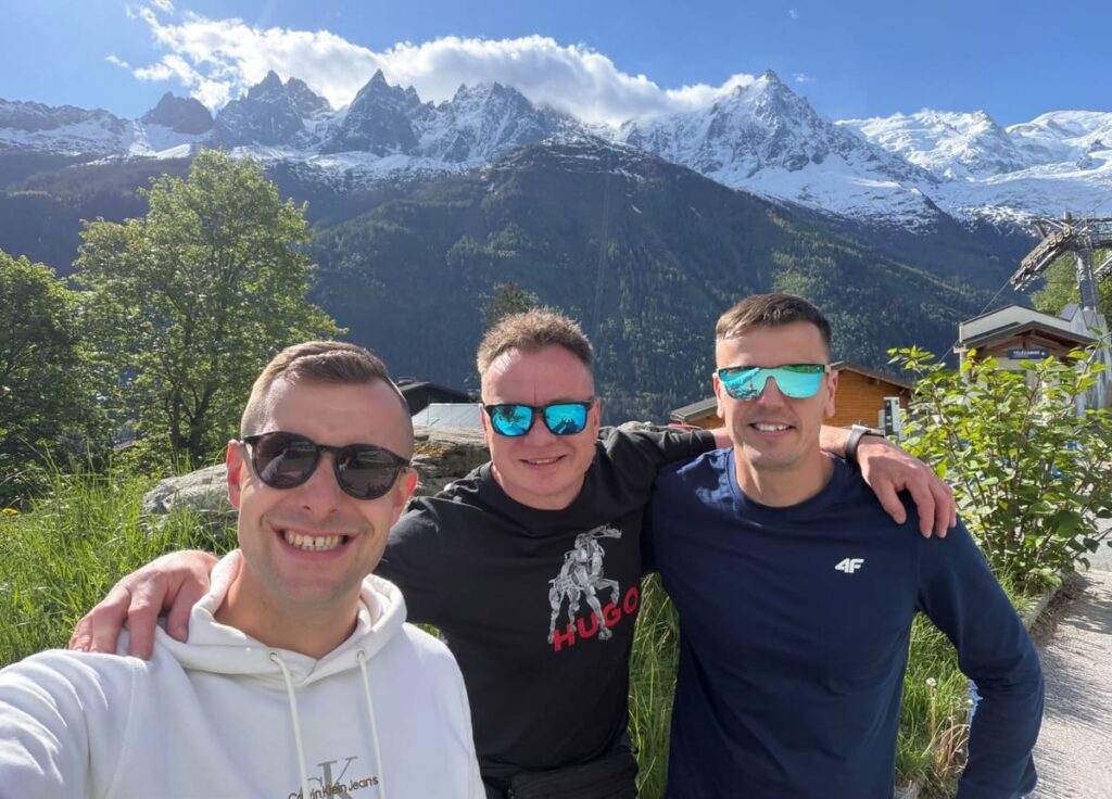 Trzej przyjaciele na tle Alp