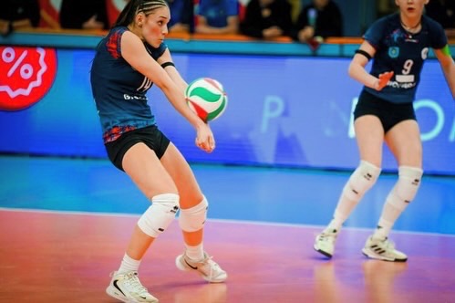 Blanka Mikołajczak przyjmuje piłkę w trakcie spotkania