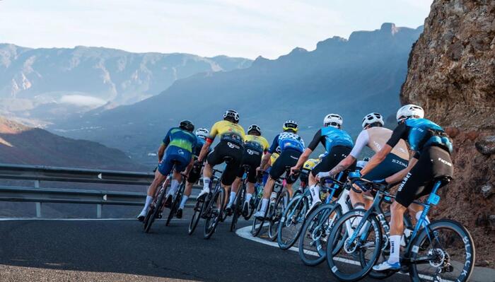 Peleton kolarski podczas górskiego wyścigu