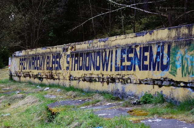 Dawna płyta Stadionu Leśnego w Olsztynie porośnięta trawą