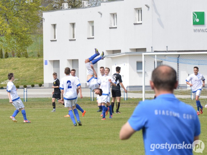 Szymon Olejniczak robi salto po strzelonym golu