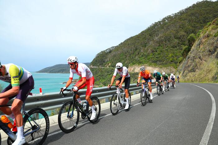 Peleton podczas wyścigu szosowego nad oceanem