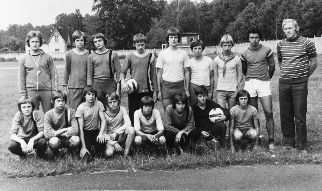 Drużyna trampkarzy na obozie sportowym w Sompolnie w 1977 r. 