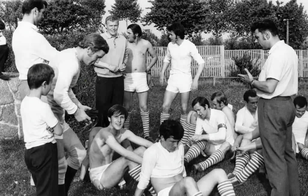 Zawodnicy na przerwie w meczu w Gostyniu, 1976 r. 