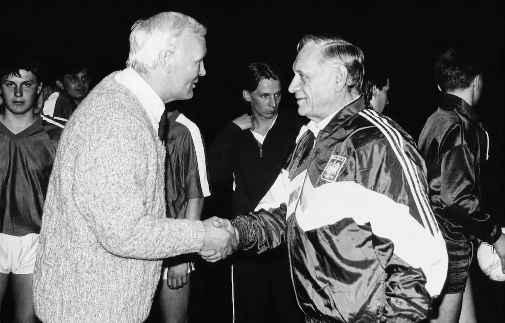 Trener Jerzy Bajer składa wybitnemu trenerowi Górskiemu życzenia imieninowe