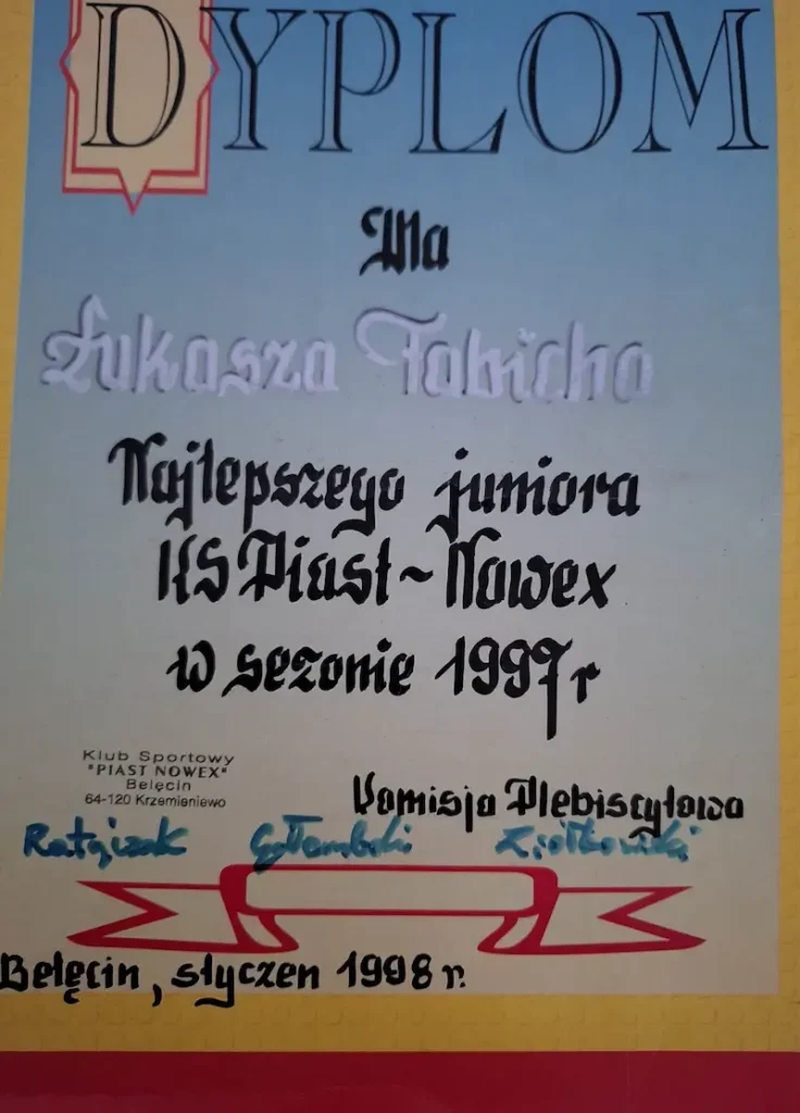 Dyplom dla Łukasza Fabicha dla najlepszego juniora KS Piast Belęcin w sezonie 1997