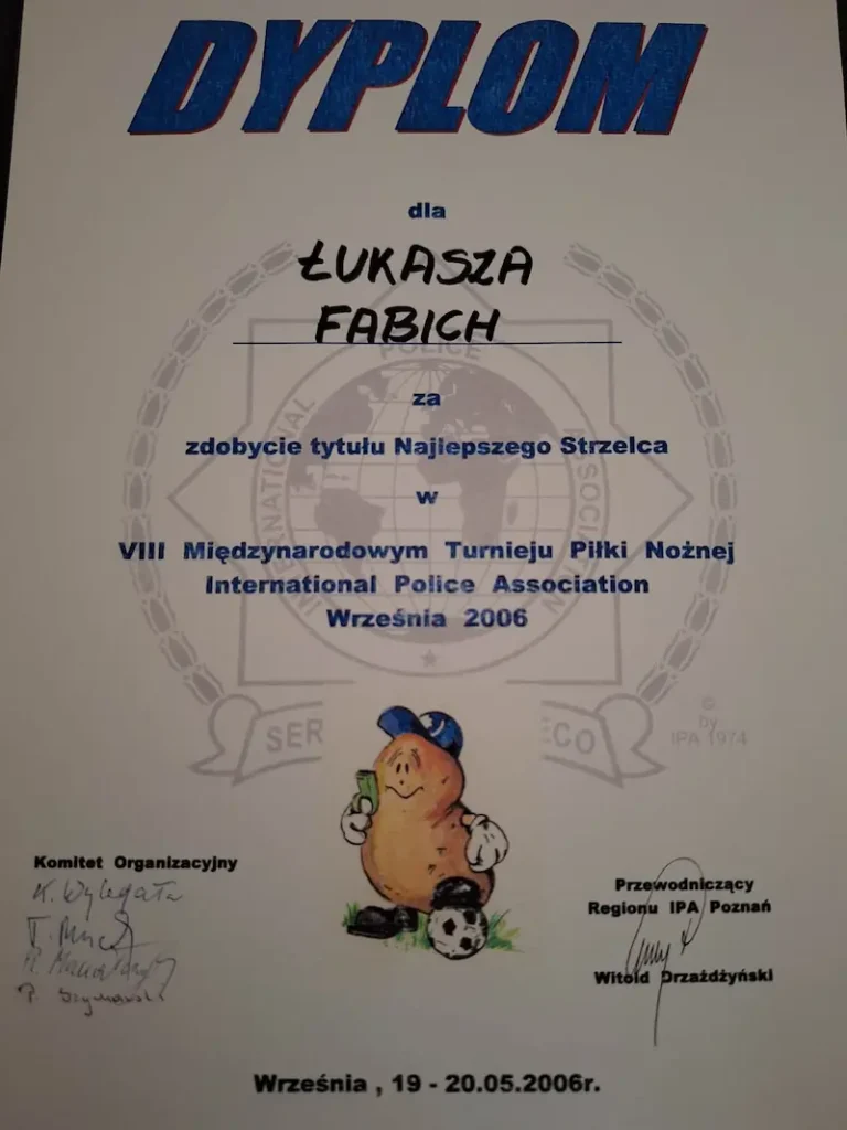 Dyplom dla Łukasza Fabicha najlepszego strzelca 2006