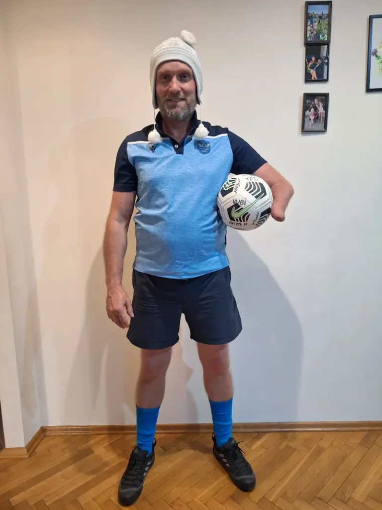 Łukasz Fabich trzymający piłkę 