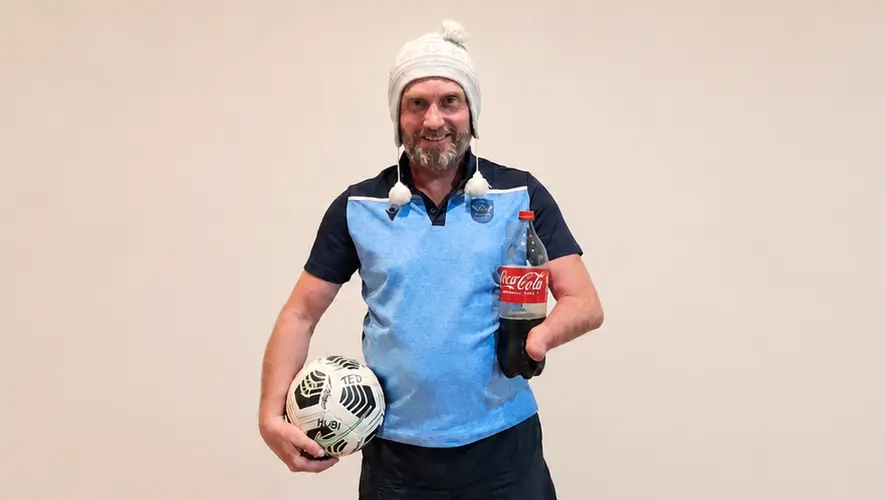 Łukasz Fabich z piłką i Coca Colą