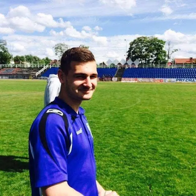 Mateusz Mucha na stadionie w Gostyniu