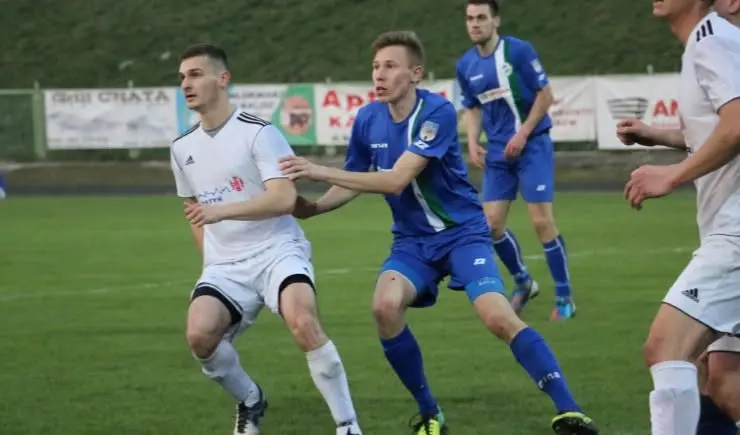 Mateusz Mucha w pojedynku o piłkę podczas meczu Kani Gostyń