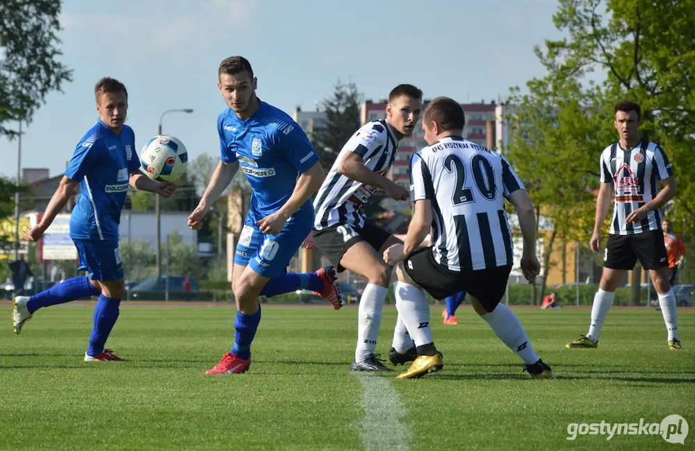 Mateusz Mucha prowadzi piłkę w meczu Kani Gostyń