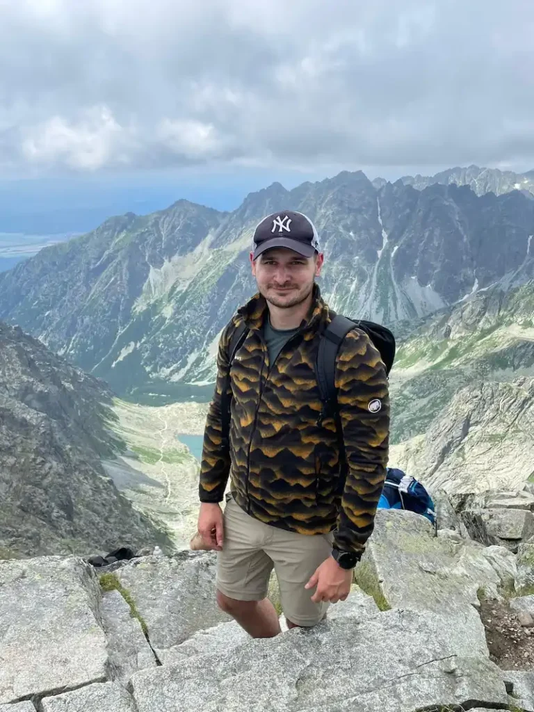 Mateusz Mucha na skalistym szlaku w Tatrach