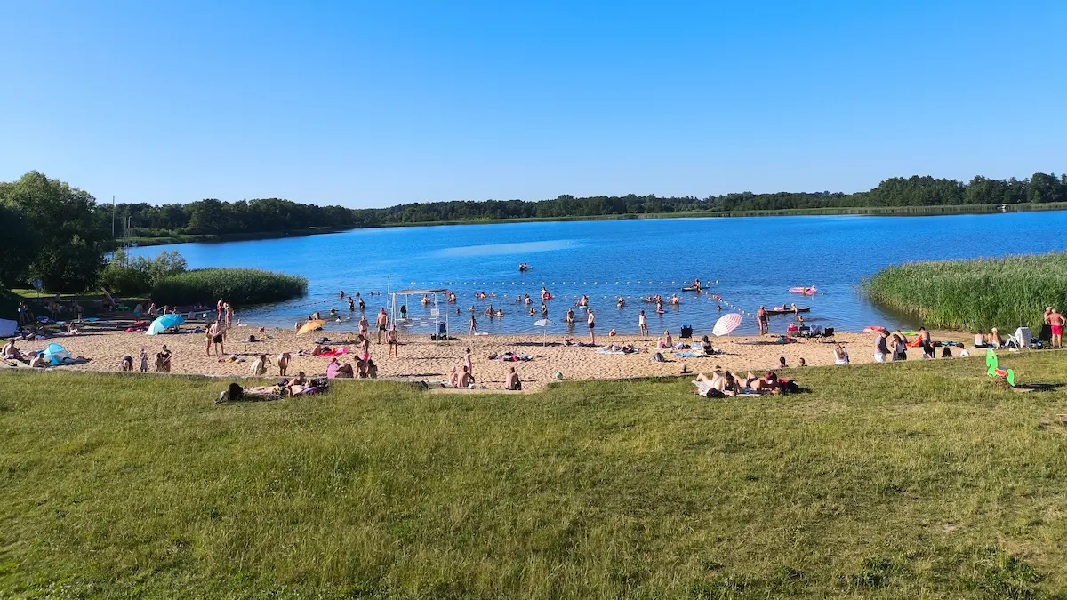 Plaża w Cichowie nad jeziorem