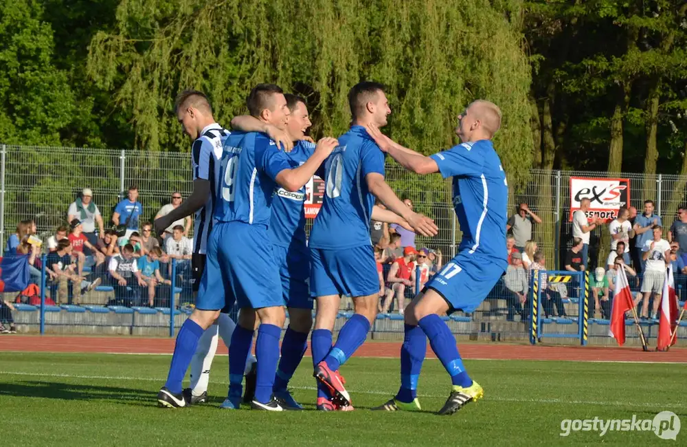 Zawodnicy Kani Gostyń cieszą się po zdobytej bramce