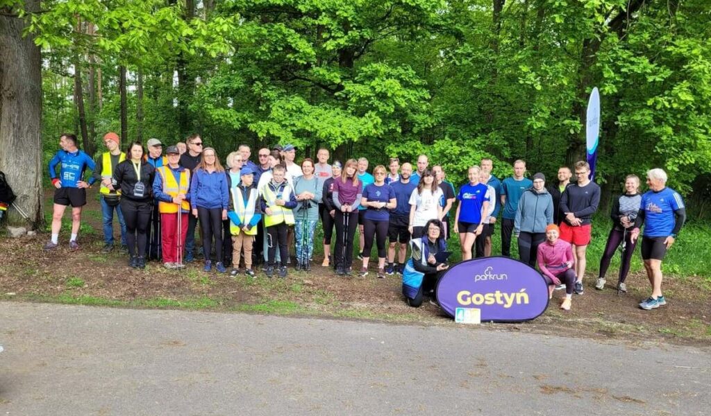 Zdjęcie grupowe uczestników i wolontariuszy parkrun Gostyń