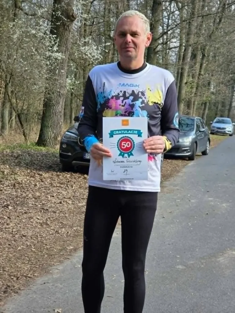 Łukasz Gościański z gratulacjami za 50 parkrun