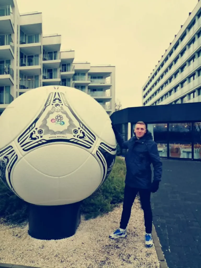 Damian Krzyżostaniak przy dużej piłce przed stadionem