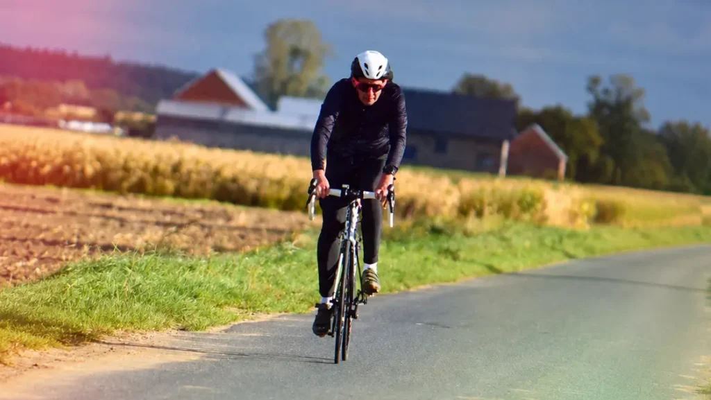 Łukasz Gościański na rowerze gravelowym