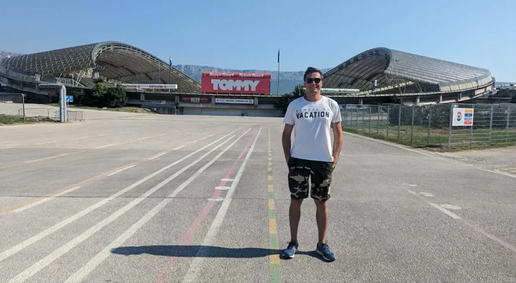 Tomasz Piotrowiak przed stadionem Poljud w Splicie