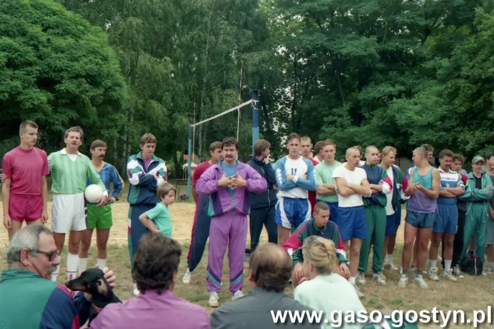 Plażowy turniej piłki siatkowej w Dębcu z udziałem MZKS Kania Gostyń w 1995 r.