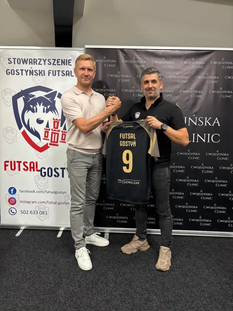 Robert Przewoźny podczas prezentacji koszulki Futsalu Gostyń z numerem 9