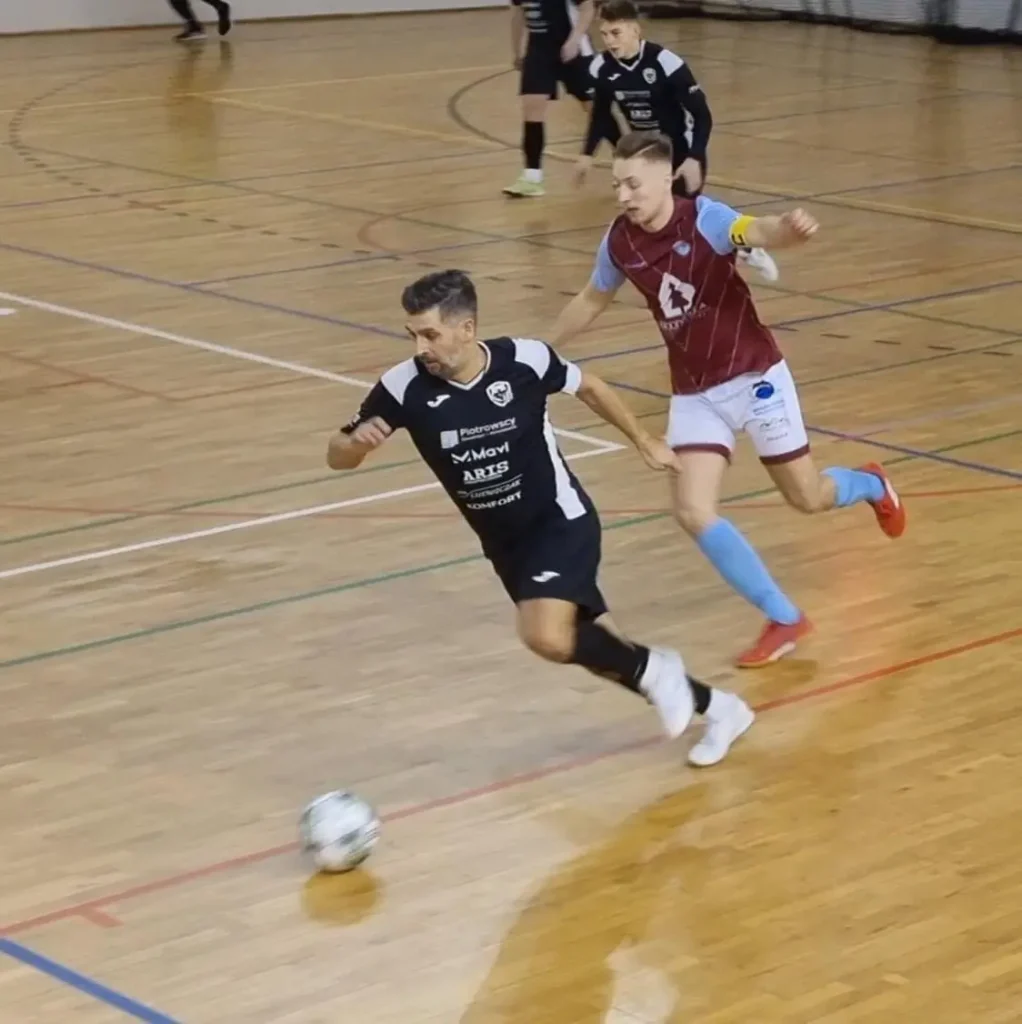 Robert Przewoźny rusza do piłki podczas meczu Futsalu Gostyń na hali