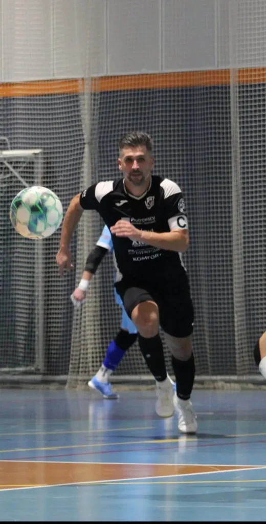 Kapitan Futsalu Gostyń Robert Przewoźny biegnie za piłką podczas spotkania ligowego