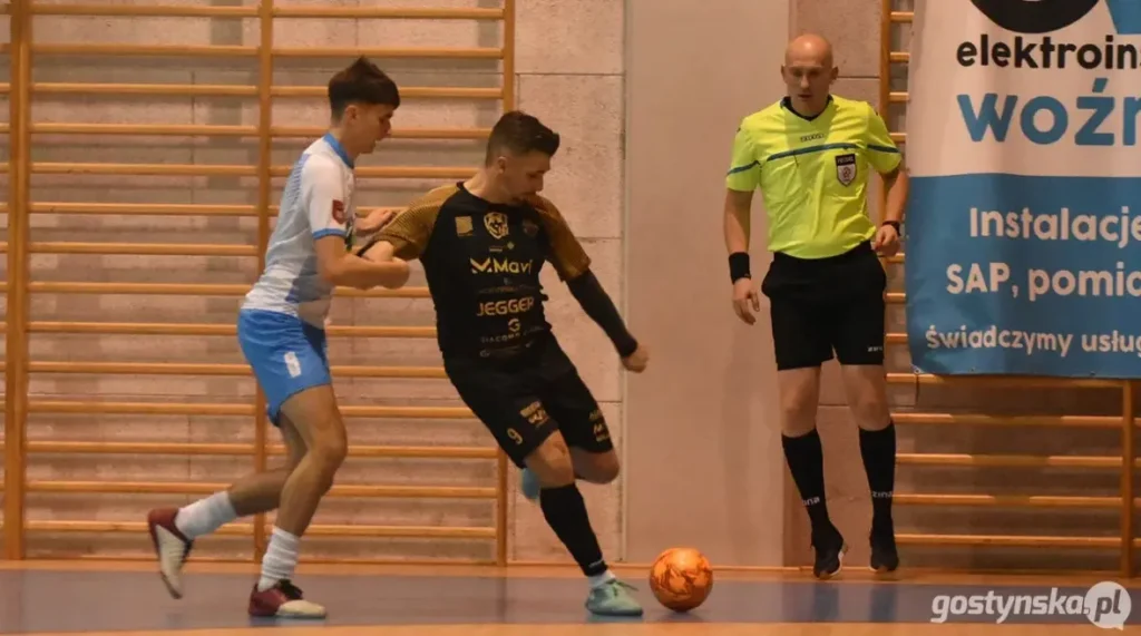 Robert Przewoźny oddaje strzał w meczu Futsalu Gostyń