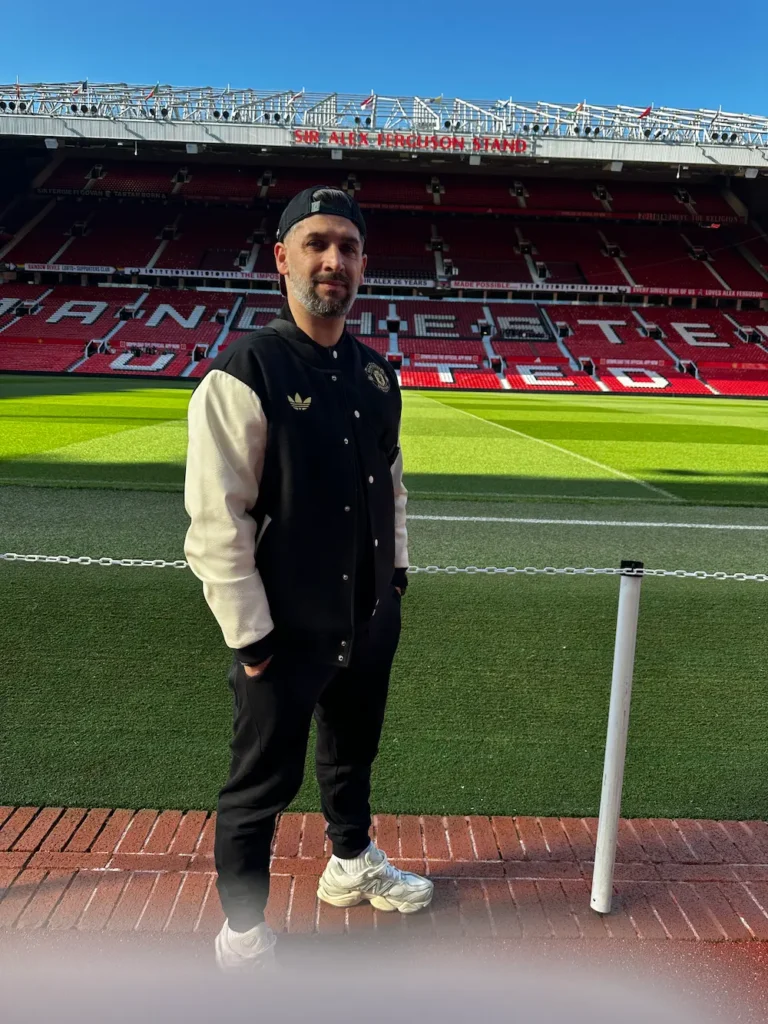 Robert Przewoźny na stadionie Old Trafford na tle trybuny Sir Alex Ferguson Stand