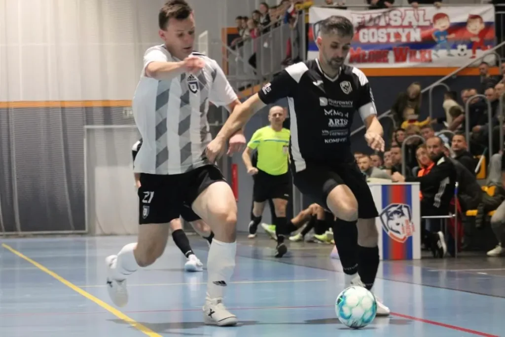 Robert Przewoźny prowadzi piłkę podczas meczu Futsalu Gostyń