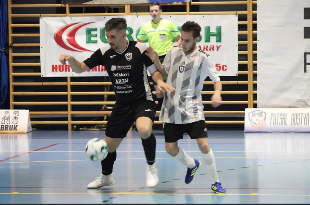 Robert Przewoźny osłania piłkę przed rywalem w meczu futsalowym
