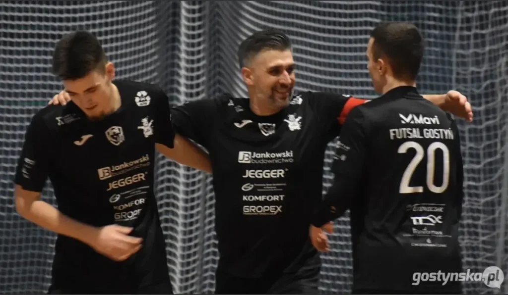 Kapitan Futsalu Gostyń Robert Przewoźny świętuje z kolegami z drużyny