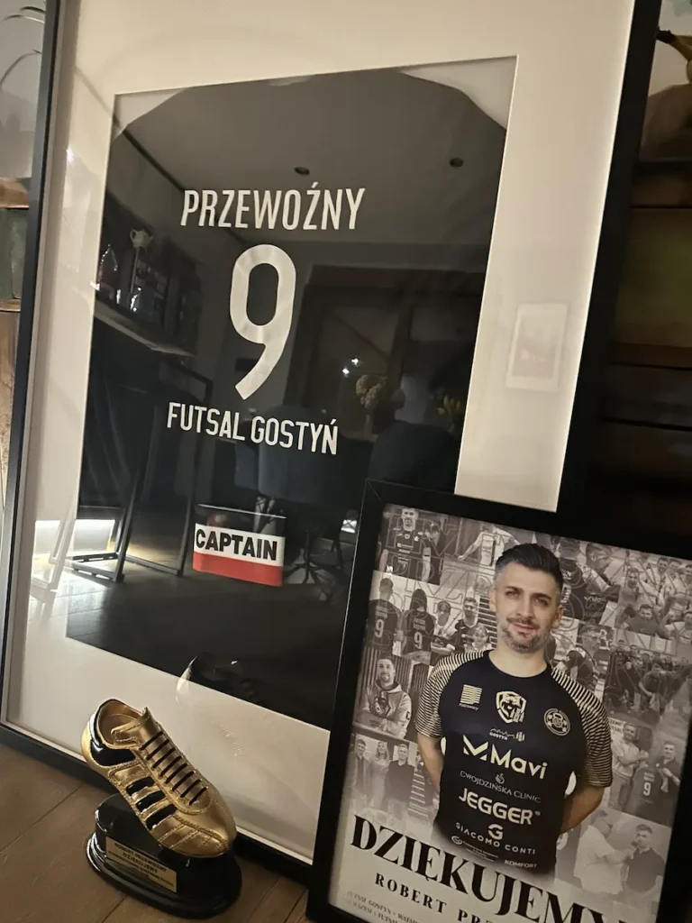 Pamiątkowa koszulka Roberta Przewoźnego z numerem 9, Złoty But i podziękowanie od Futsalu Gostyń