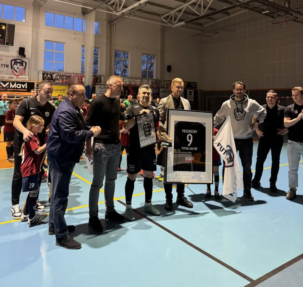 Pożegnanie Roberta Przewoźnego z Futsalem Gostyń i wręczenie pamiątkowej koszulki z numerem 9