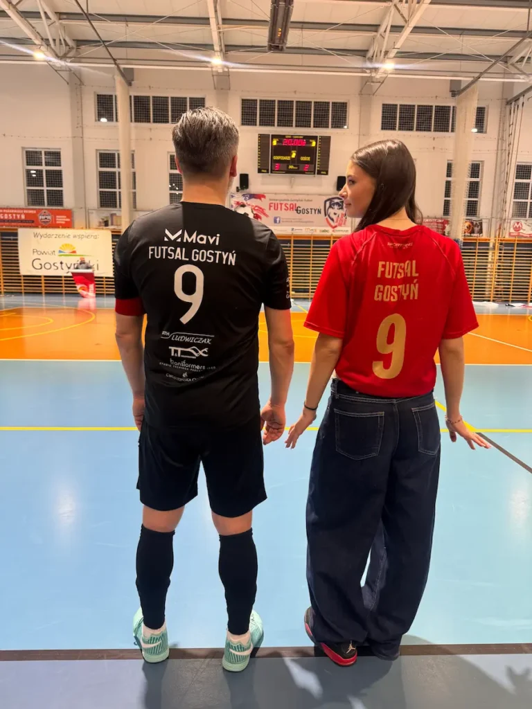 Robert Przewoźny z córką w koszulkach Futsalu Gostyń z numerem 9