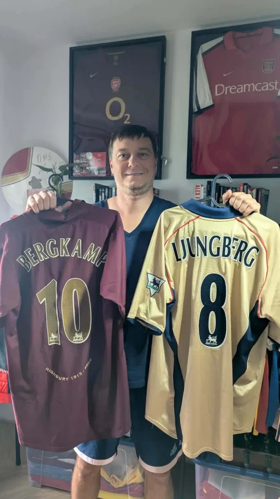 Tomasz Piotrowiak z dwiema koszulkami 