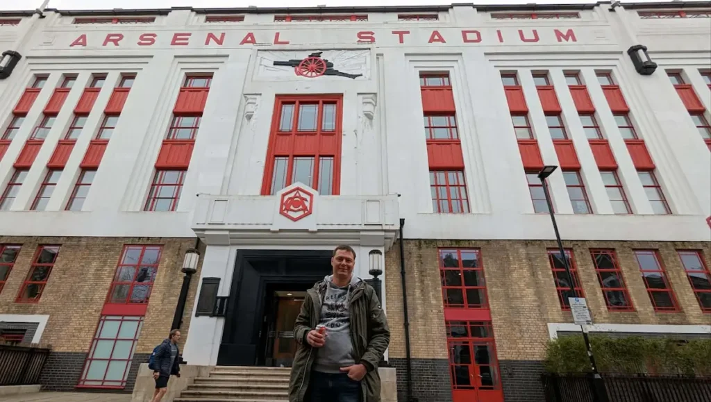 Tomasz Piotrowiak przed dawnym stadionem Arsenalu Highbury