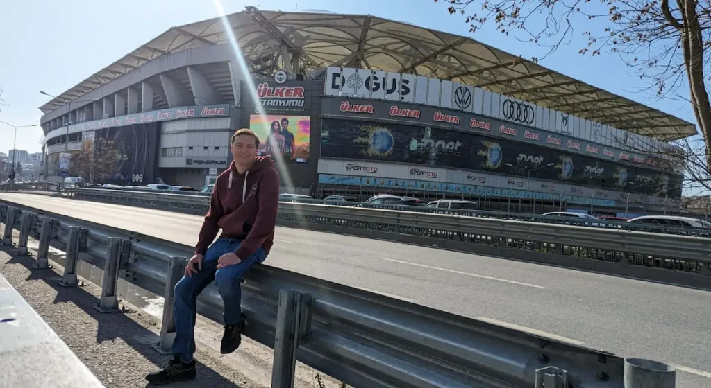 Tomasz Piotrowiak przed stadionem Fenerbahçe w Stambule