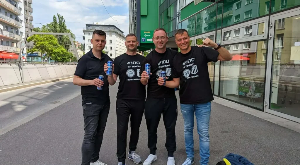 Tomasz Piotrowiak ze znajomymi podczas wyprawy na setny stadion
