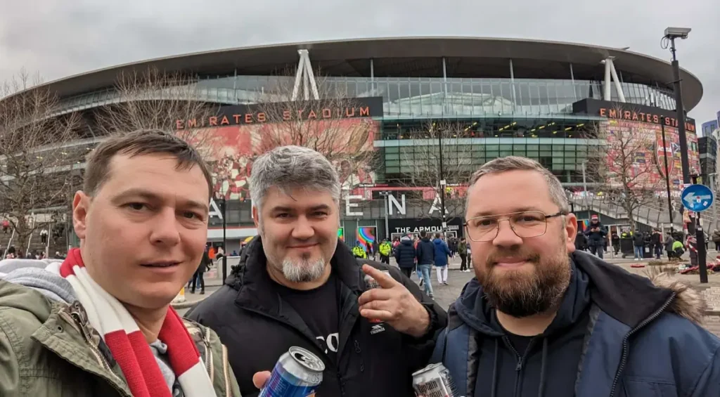 Tomasz Piotrowiak ze znajomymi przed Emirates Stadium w Londynie