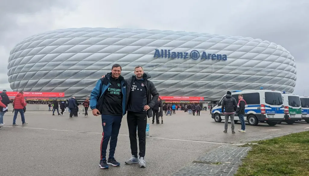 Tomasz Piotrowiak z kolegą przed Allianz Areną w Monachium