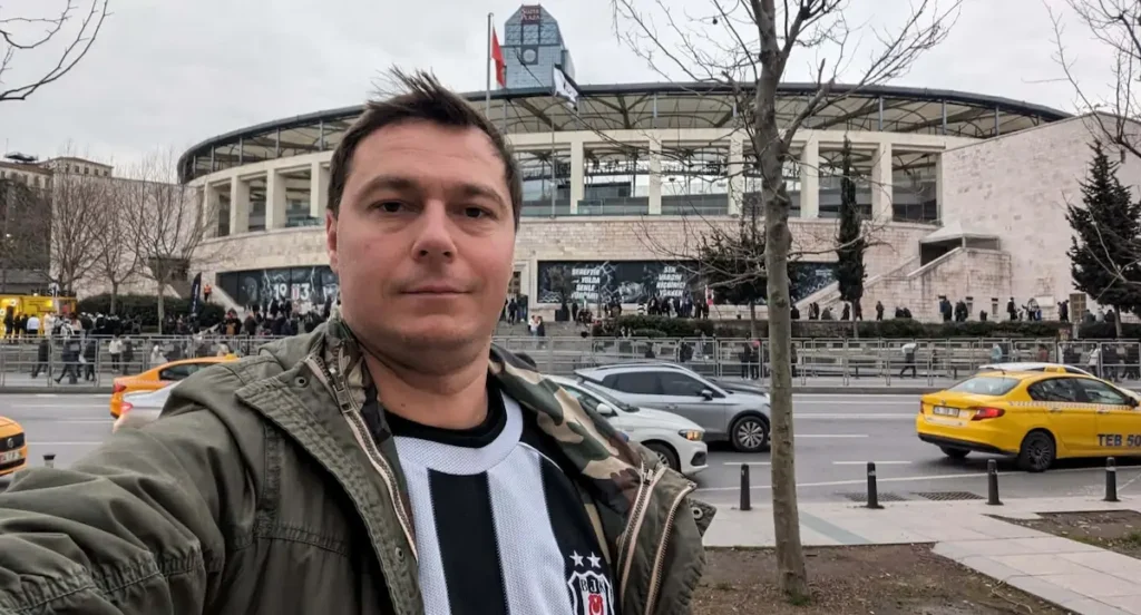 Tomasz Piotrowiak przed stadionem Beşiktaşu w Stambule