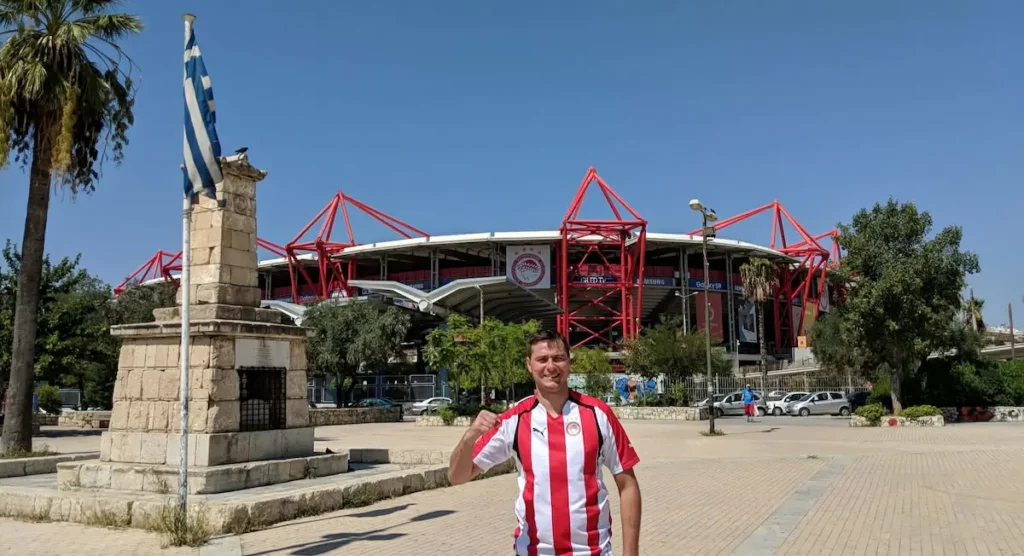 Tomasz Piotrowiak przed stadionem Olympiakosu w Pireusie